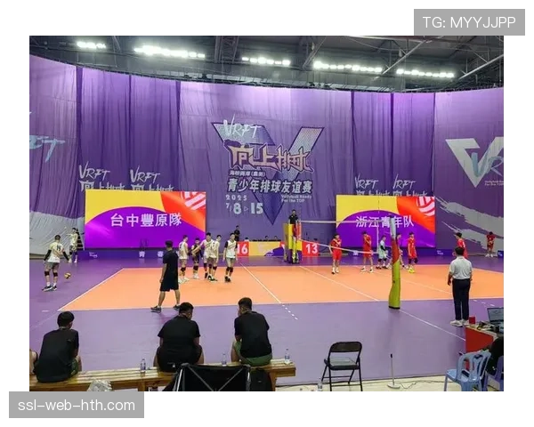 VAL排球联赛期间开展“冠军进校园”公益活动，推动排球普及